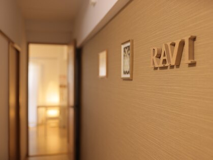 RAVIの木製サインが迎えるサロンの廊下